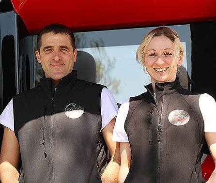 Greg et Fanny devant le premier distributeur de pizza à emporter de Saintes (17). Gregopizza entreprise de pizza à emporter sur saintes et ses alentours